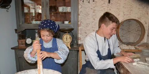 Kinder in der Drücker-Werkstatt, Foto: Spielzeugmuseum Neustadt