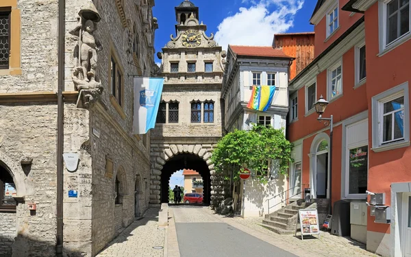 Links das Renaissance-Rathaus mit der St.-Georgs-Figur an der Südostecke. Im Hintergrund das Maintor, Foto: Uwe Miethe, Lizenz: DB