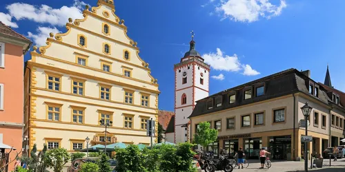 Der Schloßplatz mit dem Seinsheimischen Schloss und der Kirche St. Nikolai, Foto: Uwe Miethe, Lizenz: DB