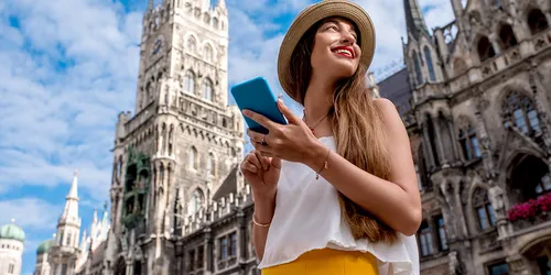 Frau im Sommer mit Handy vor Marienplatz