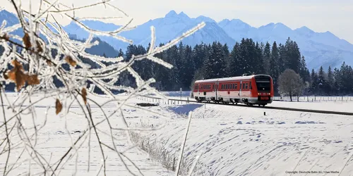 Winterlandschaft mit DB Regio Zug