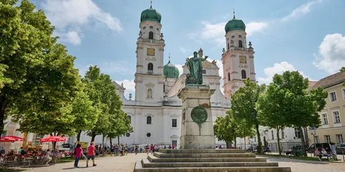 Maxdenkmal und Dom - Domplatz Passau (c) Tourismusverband Ostbayern