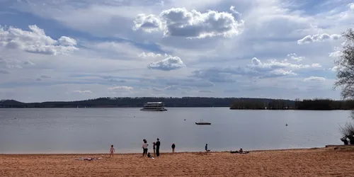 Am Ufer des Brombachsees mit der MS Brombachsee, die über den See fährt