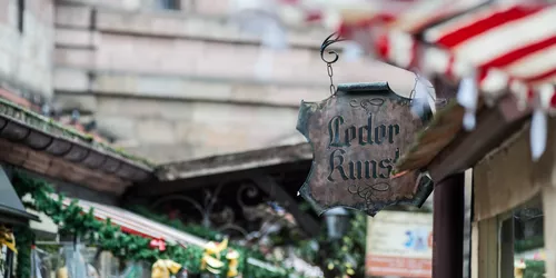 Lederkunst Ladenschild im Handwerkerhof in Nürnberg