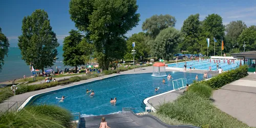 Always idyllic: Aquamarin outdoor pool on Lake Constance